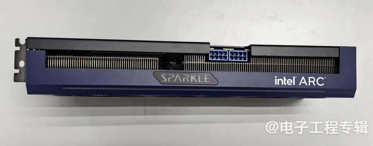 Intel顶配游戏显卡拆解，里面长什么样？(图5)