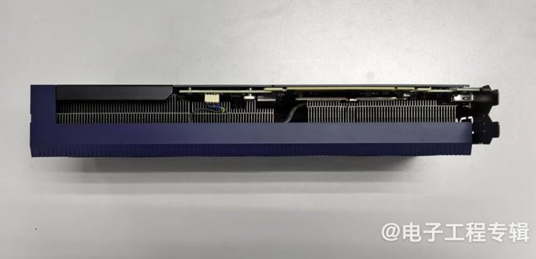 Intel顶配游戏显卡拆解，里面长什么样？(图6)